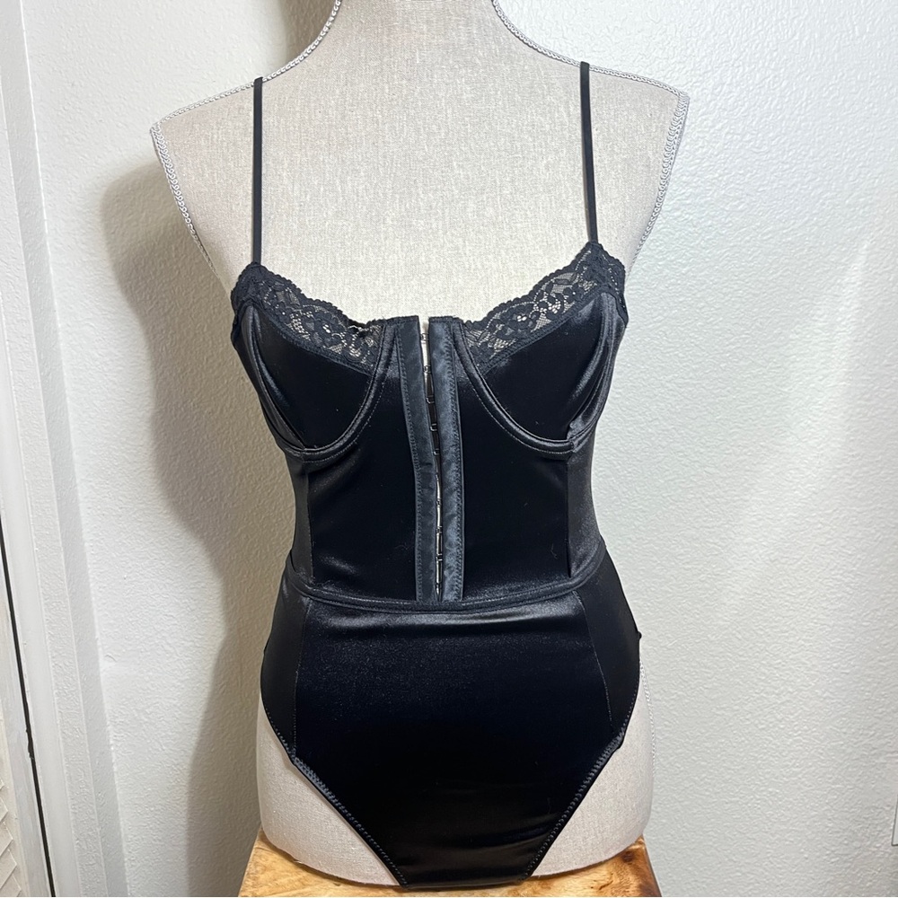 NWT Forever 21 Women’s Black Lace Trim Bodysuit, size Small